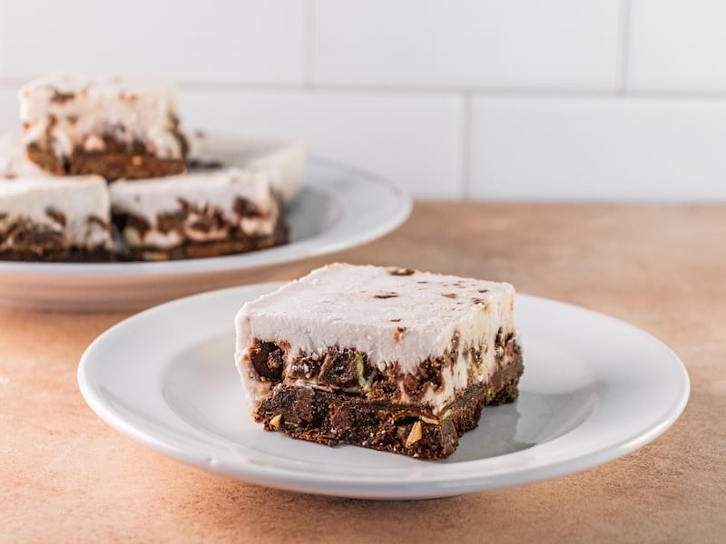 These Superfood Oreo Cream Bars are a rich, no-bake cookies and cream dessert made with protein-packed superfood bars.